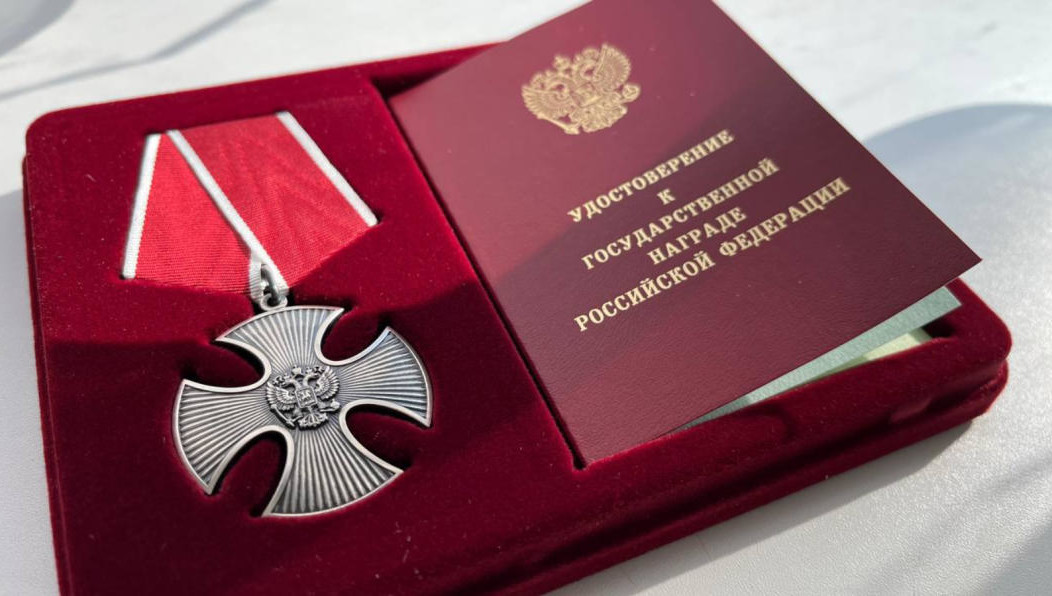 Награду родителям героя вручил военный комиссар района.