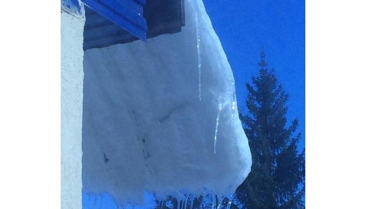 Большая глыба из снега и льда угрожала рухнуть с крыши в Лениногорске. Об этом в «Народный контроль» сообщила местная жительница.