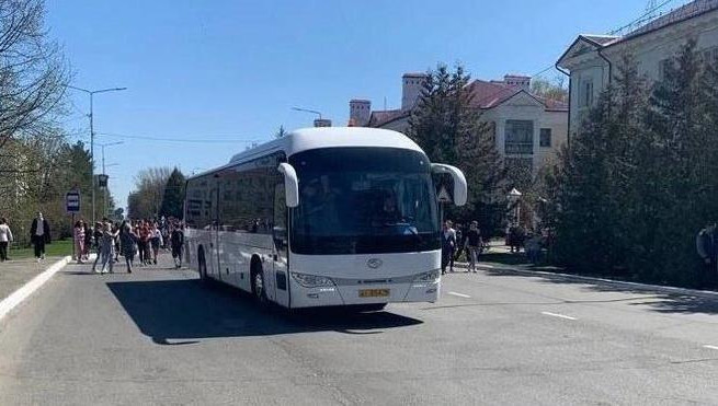 Автобусы соответствуют современным экологическим стандартам и вмещают в себя 75 пассажиров.