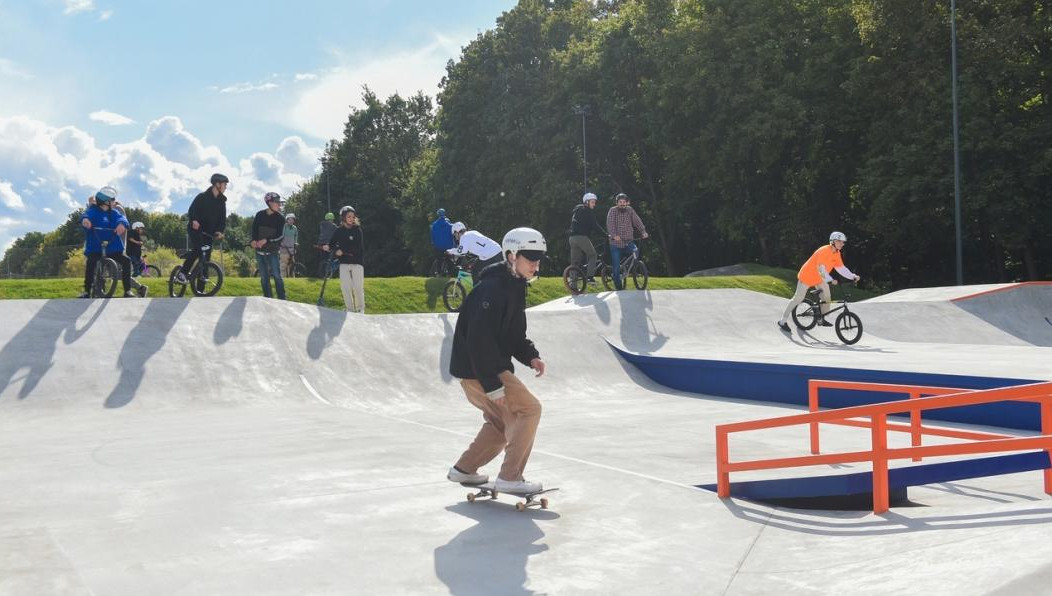 Располагается он на Солнечной поляне.