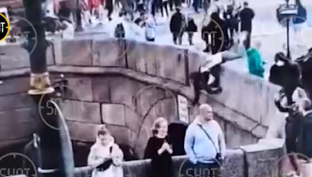 Инцидент попал на видео.