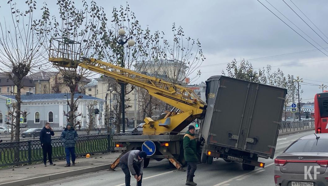 Перегорожены две полосы дороги.