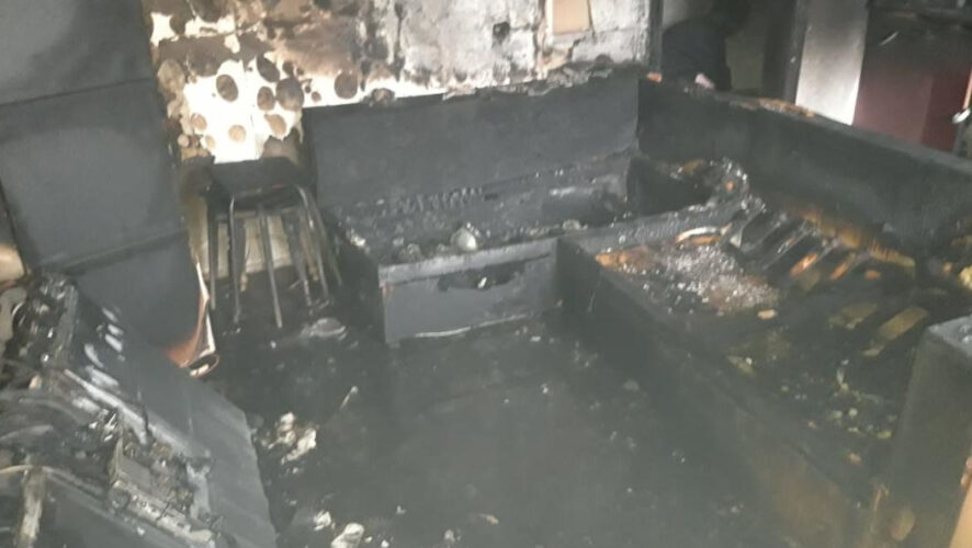 Внутри сгорела мебель.
