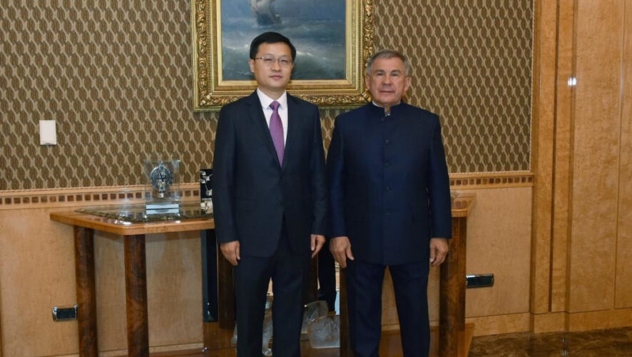 В 1998-2002 годах чиновник работал атташе Генерального Консульства КНР в Хабаровске.