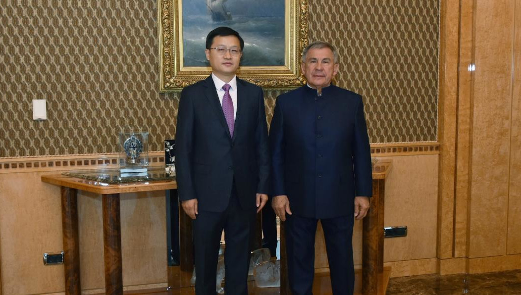 В 1998-2002 годах чиновник работал атташе Генерального Консульства КНР в Хабаровске.