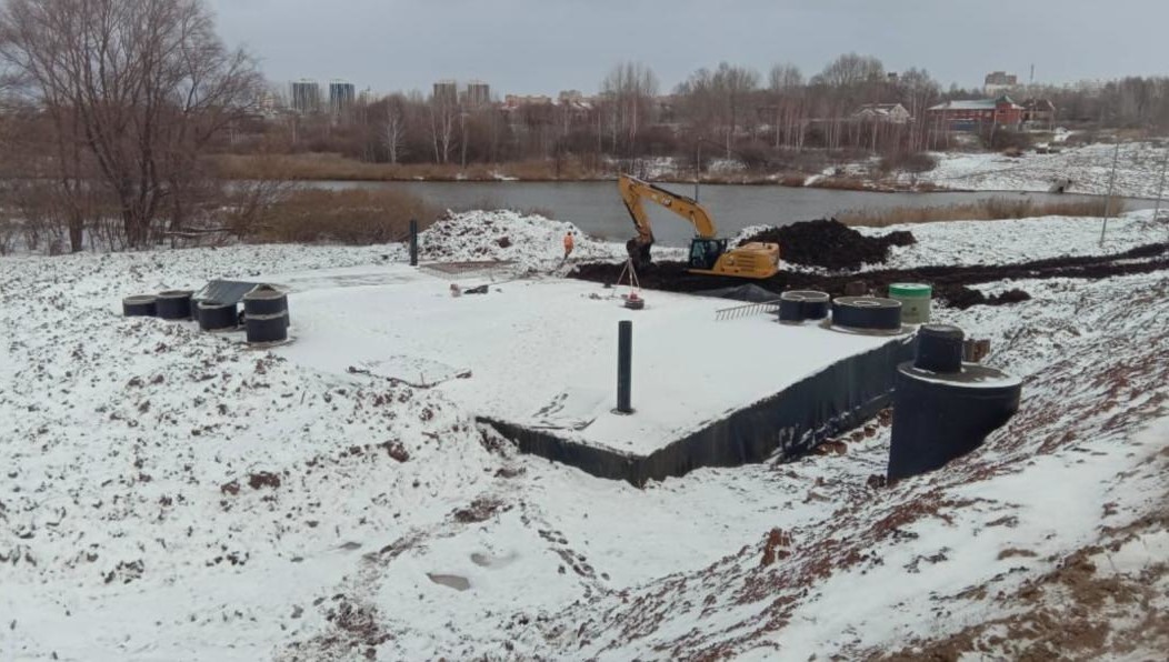 На участке также установили светофор и занялись наружным освещением.