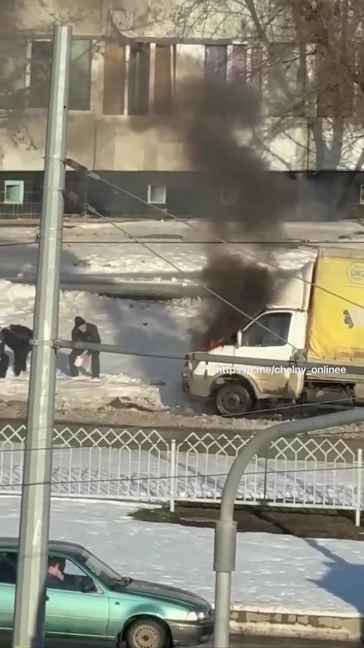 Челнинцы у «Мегастроя» пытались потушить снежками вспыхнувшую «Газель» - видео