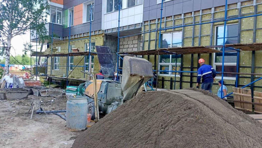 Выполняются монтаж плитки навесного фасада