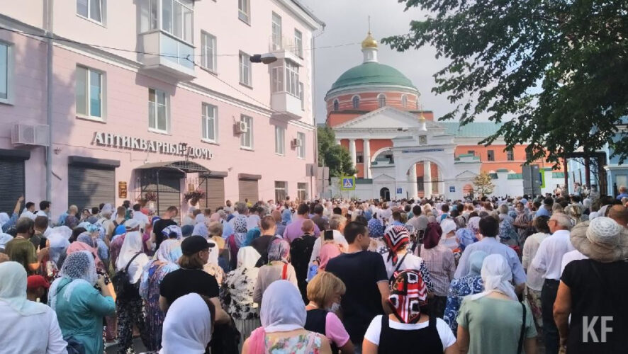 Чудотворный образ несут высшие представители духовенства.