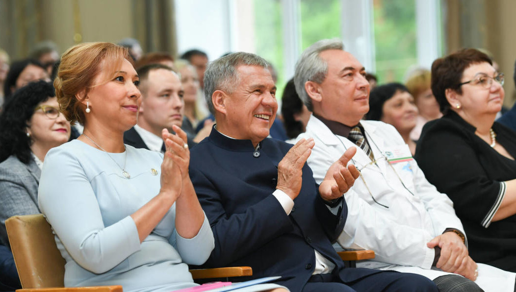 Также президент Татарстана поздравил работников социальной отрасли с профессиональным праздником.