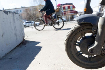 Около 68% велосипедистов и самокатчиков в столице Татарстана передвигаются по пешеходным тротуарам.