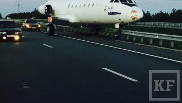 В Татарстане самолет «Як-40» протаранил металлический отбойник