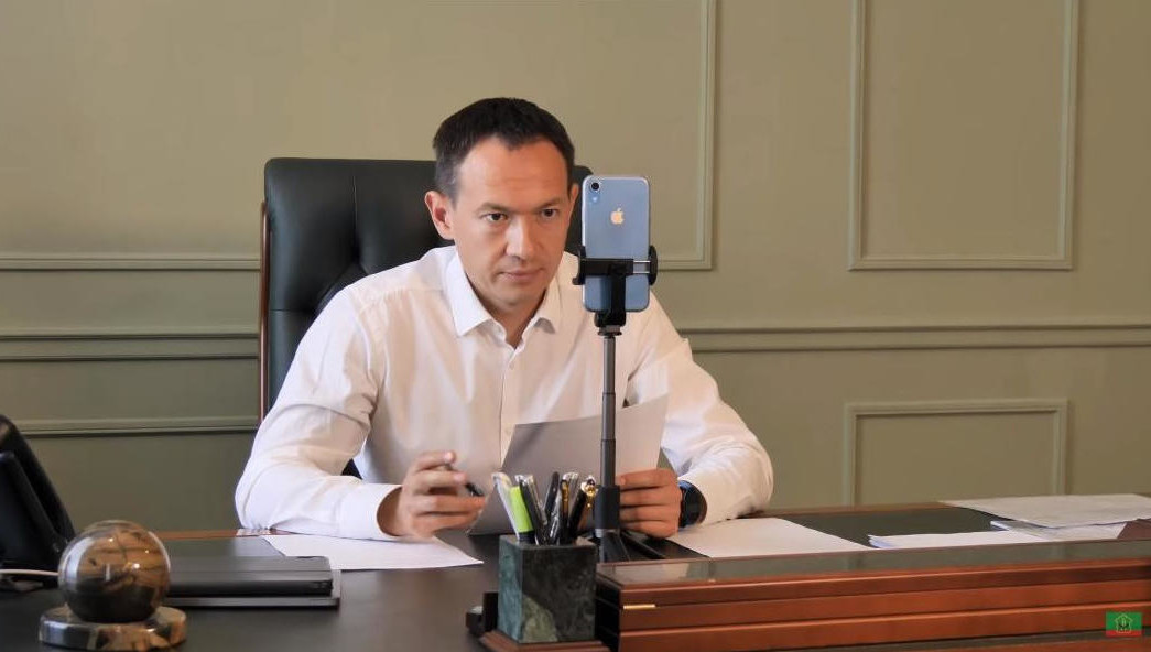 Тимур Нагуманов отметил необходимость соблюдения антиковидных мер во время уборки.