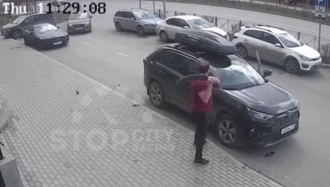 Он разбил фару и отрубил зеркало машины.