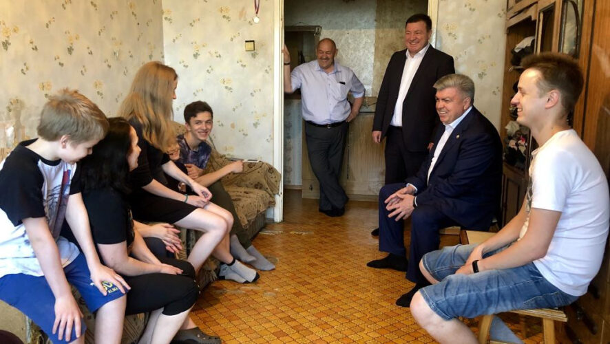 Мэр Челнов встретился с участниками прямой линии с Путиным.