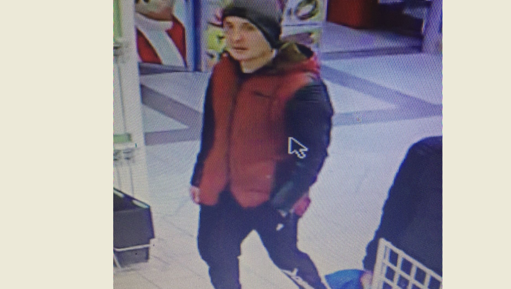 Мужчина расплатился в отделе табачной продукции.