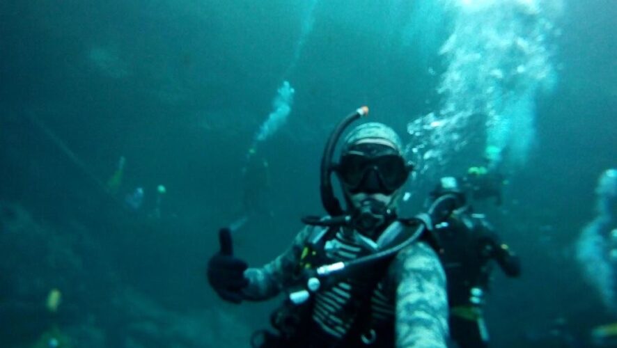 Казанский государственный медуниверситет и клуб подводного плавания «Бентос» установили на дно Голубого озера новогоднюю ёлку