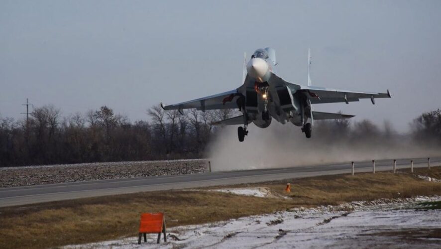 Истребитель-бомбардировщик Су-34 и два тяжелых истребителя Су-30М2 сели на автодорогу