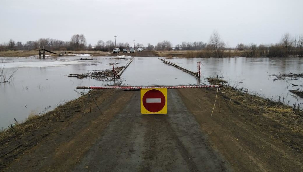 Вода резко прибыла после таяния снега.
