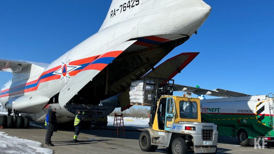 Из республики на помощь в пострадавшие регионы отправился первый самолет с гуманитарной помощью весом 35 тонн.