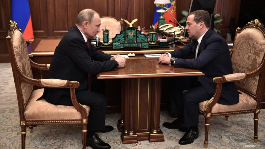 У Медведева при отставке правительства дрожали губы