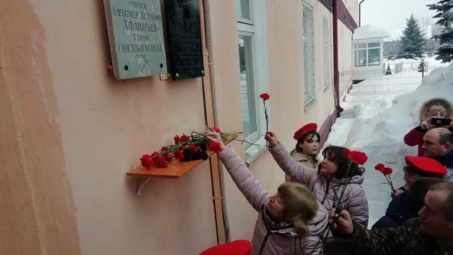 Мемориал прапорщику Владимиру Белову открыли в на фасаде школы