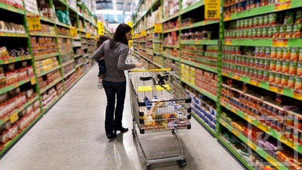 Ритейлеры и производители продовольствия пообещали сдерживать цены в условиях запрета поставок ряда товаров из Турции. Об этом заявили в Ассоциации производителей и поставщиков