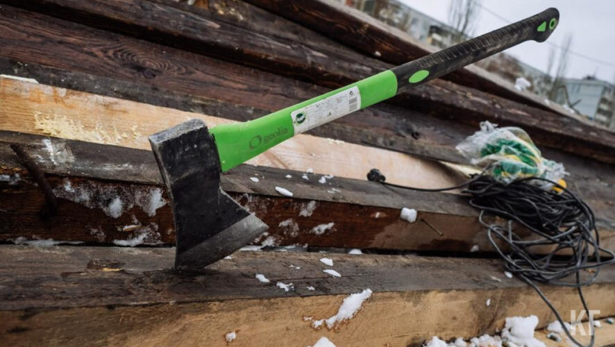 Приятели вместе распивали алкоголь.