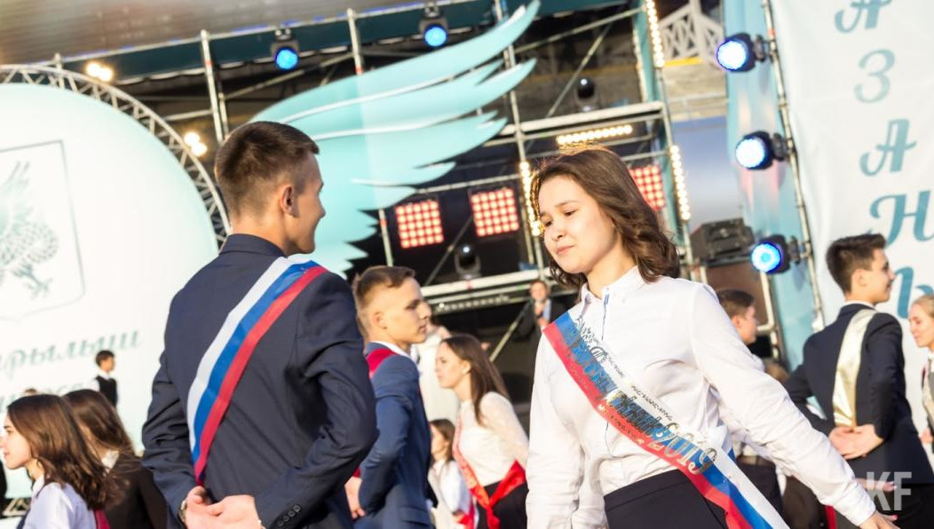 Аттестат о среднем образовании выдали 896 человек.