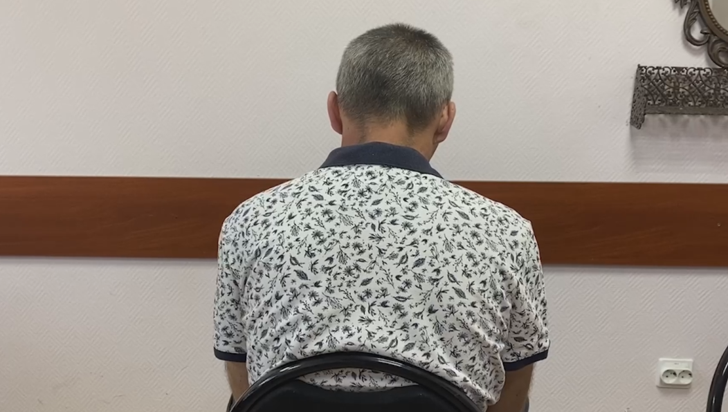 Мужчина по наводке мошенников забрал у пенсионерки 300 тысяч рублей.