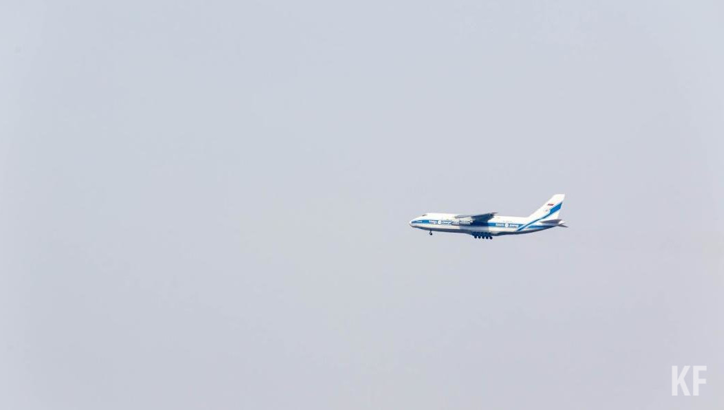 На борту находился экипаж из шести человек.