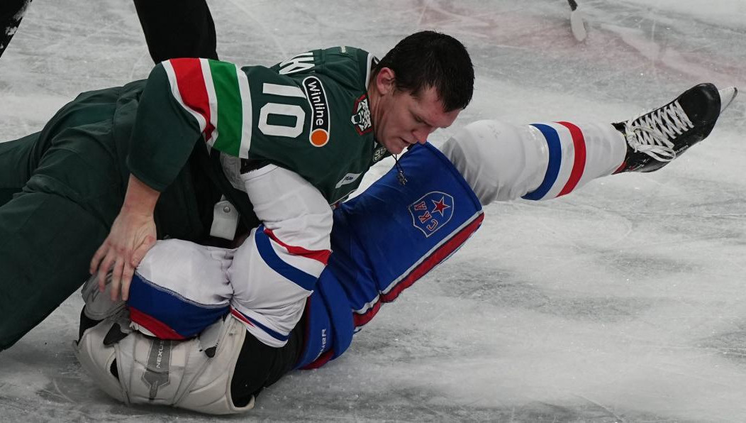 Новый головной убор с трибуны бросил болельщик.