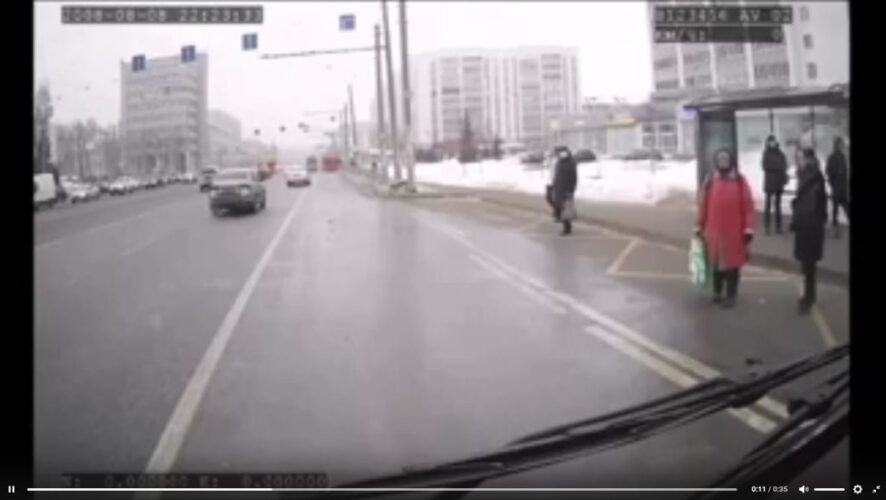 Женщина стояла на проезжей части