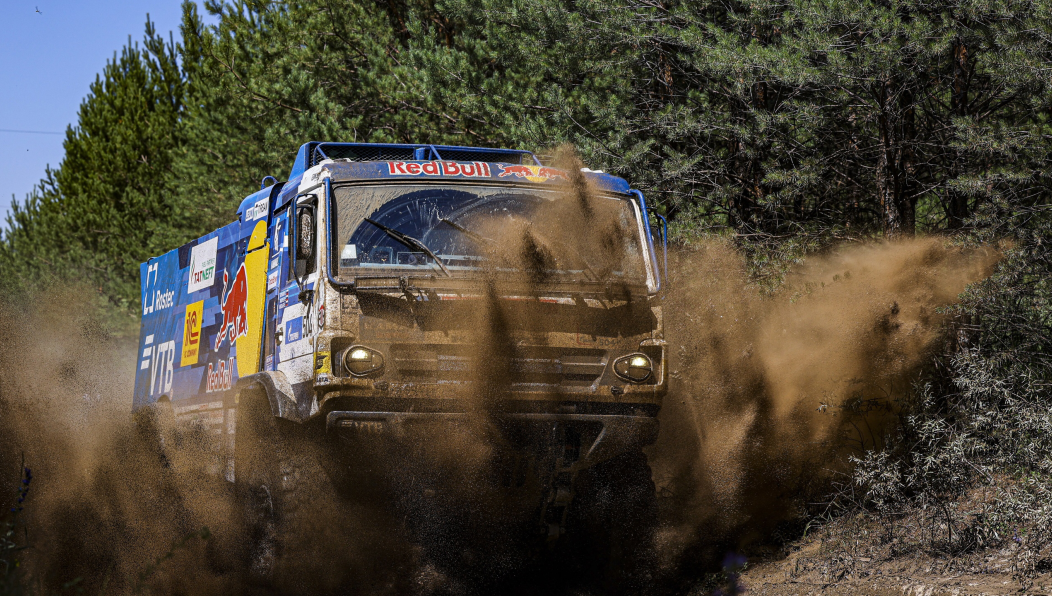 Экипаж Дмитрий Сотникова вновь пришёл первым.