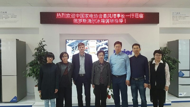 Председатель правления китайской Ассоциации бытовой техники Цзян Фэн осмотрела челнинский завод Haier и побывала на деловой встрече с заместителем руководителя Исполкома