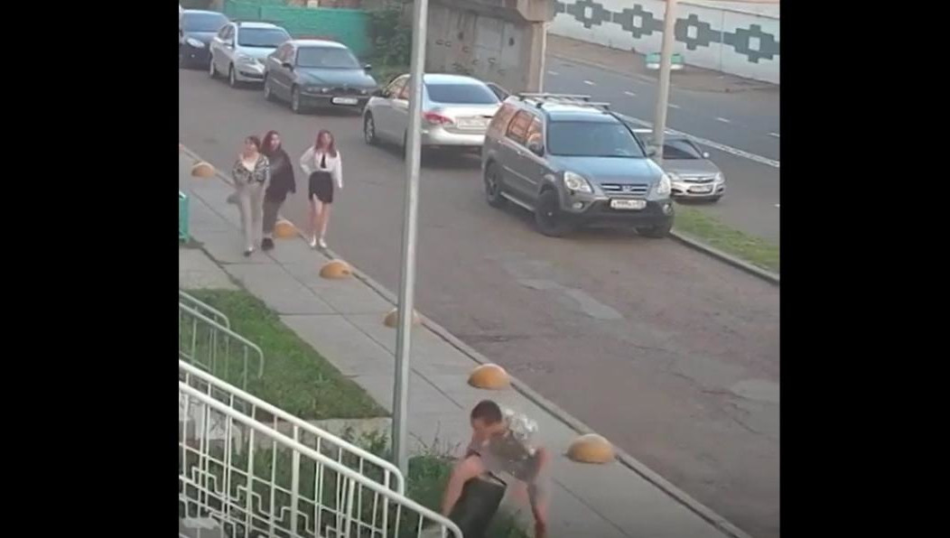 Его товарищ решил «отомстить» мусорке и получил железом по ногам.