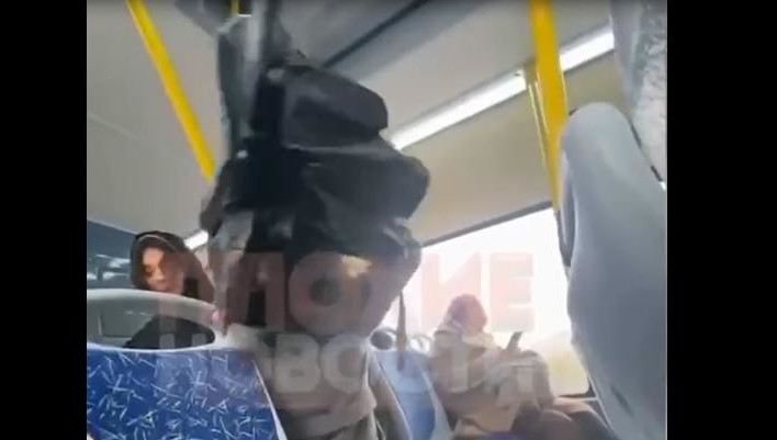 Разнять потасовку пытался юноша - он встал между женщинами и просил их успокоиться.