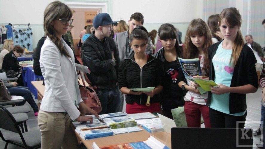 Почти две тысячи школьников посетили ярмарку вакансий и учебных рабочих мест «Образование. Карьера 2014» в Нижнекамске