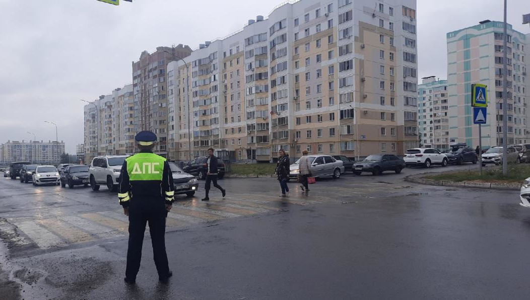 Они напоминают ученикам и им родителям о правилах поведения на дороге.