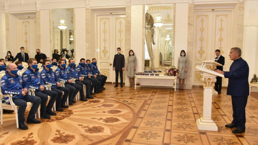 Президент Татарстана встретился с командой победителей в Казанском Кремле.