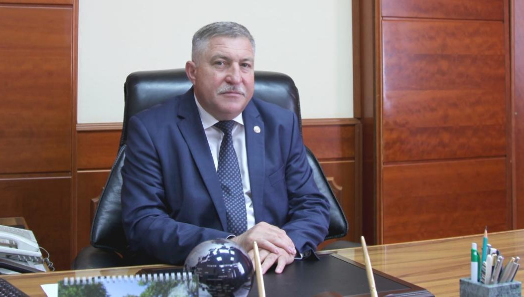 Рягат Хусаинов незначительно улучшил позиции.