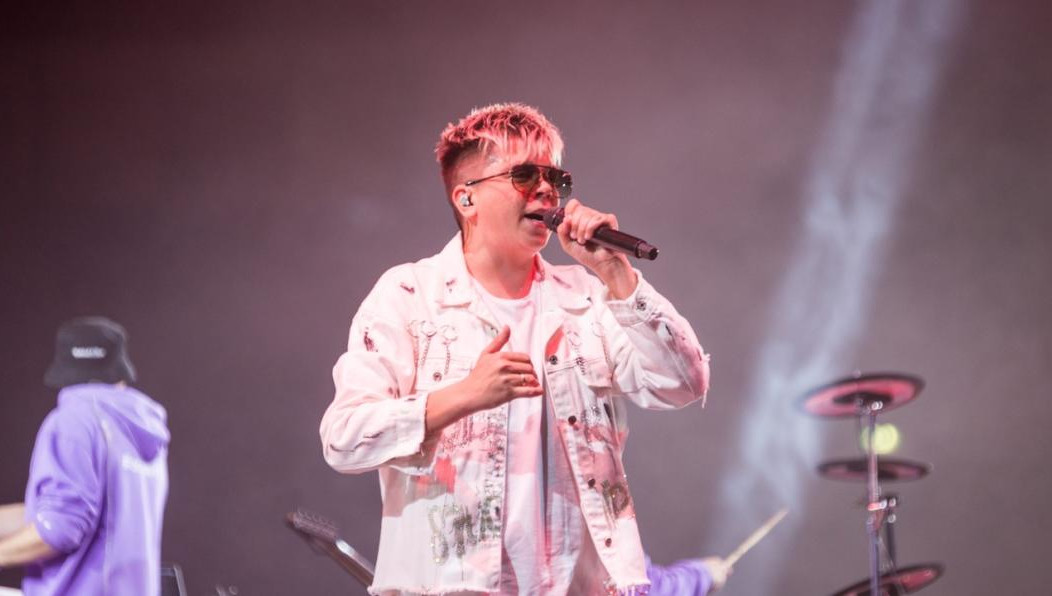 Артисты изощрялись как могли: выезжали на сцену на мотоциклах