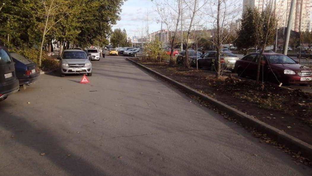 Из-за наезда коляска перевернулась и из нее выпал 6-месячный ребенок.