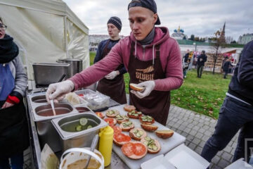 Достаток жителей российских городов подсчитали с помощью еды.