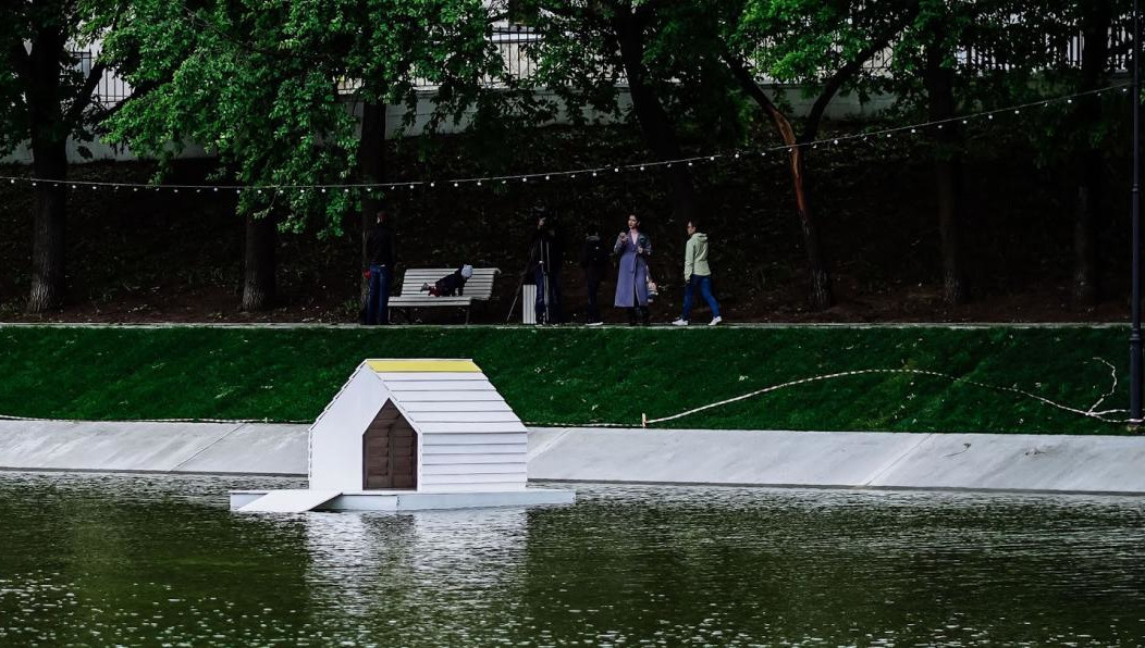 Природную жидкость заметили утром в районе кафе «Сыроварня».