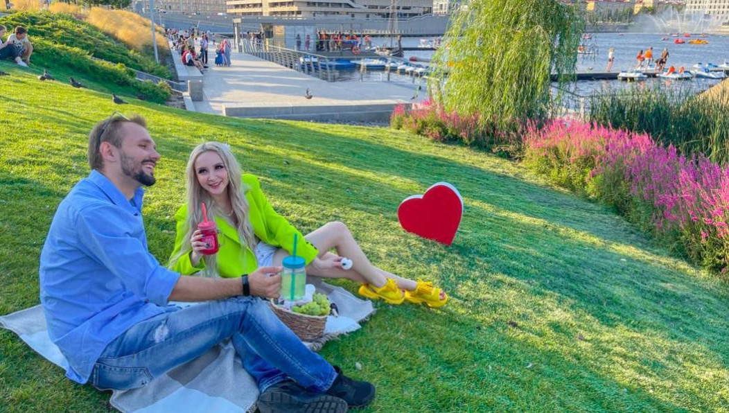 На первом эфире программы молодой человек посвятил исполнительнице песню «Эх