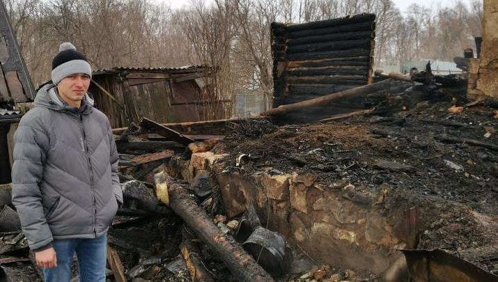 Игорь Малыхин вытащил из горящего дома находящегося без сознания мужчину.