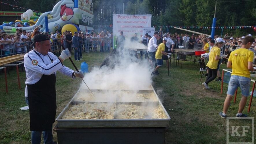 которую приготовили повара на фестивале «Скорлупино» в Пестречинском районе Татарстана