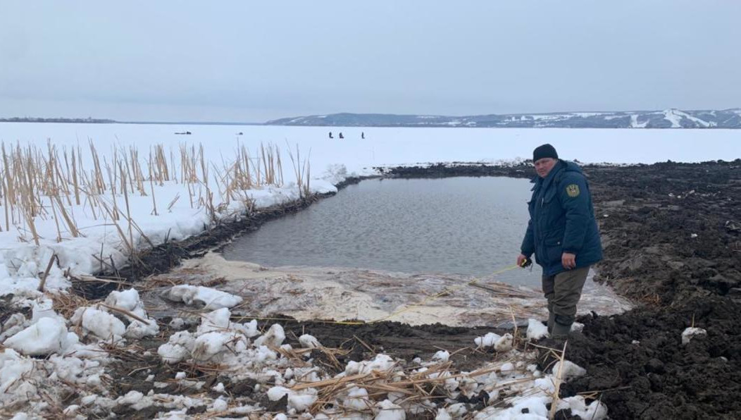 Работы велись при помощи гусеничного экскаватора JSB.