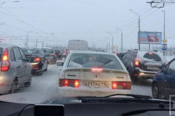 Движение в столице Татарстана в пятницу вечером замерло из-за многочисленных пробок. Ситуацию осложняют дорожные аварии.